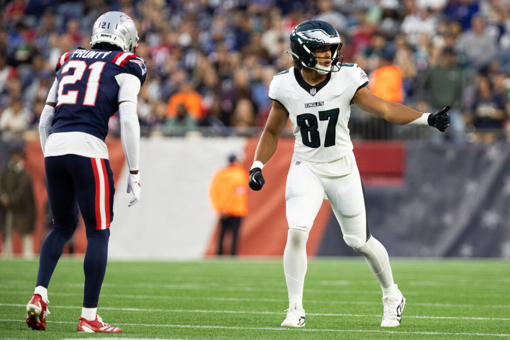 Philadelphia Eagles tight end Eli Stowers (87) lines up against New England Patriots cornerback Karon Prunty (21) in the first half at Gillette Stadium.